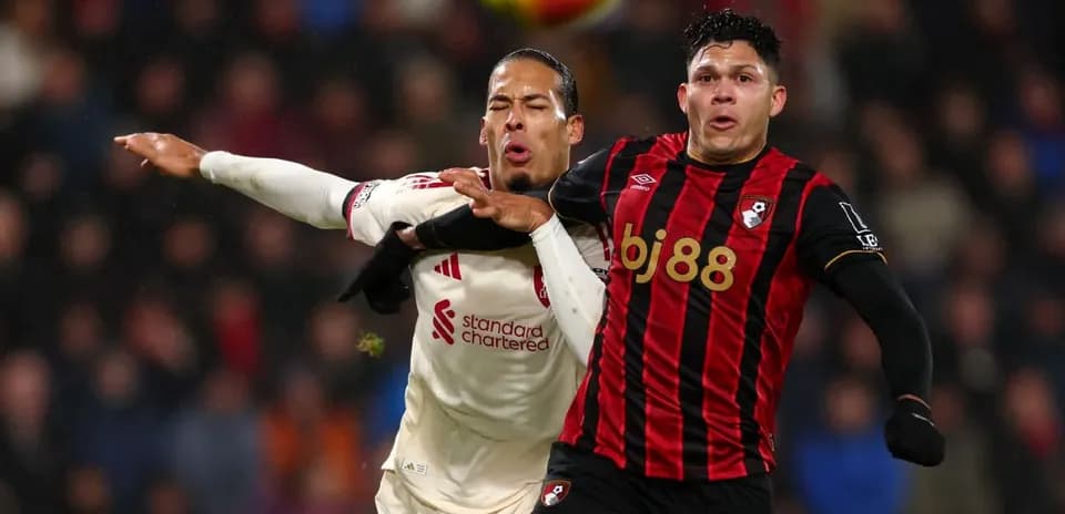 Jugador de Bournemouth compitiendo por el balón