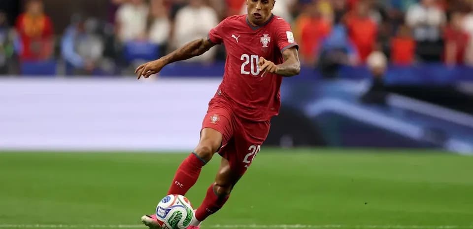 Jugador de Portugal corriendo con el balón durante partido