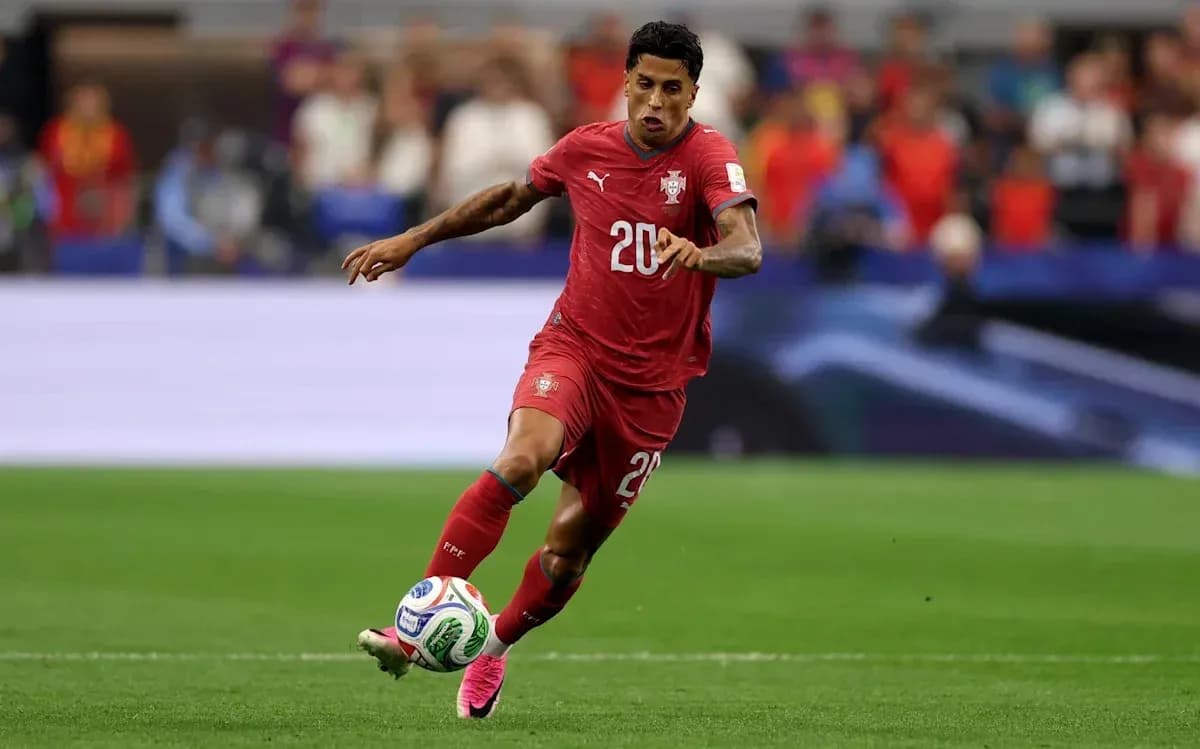 Jugador de Portugal corriendo con el balón durante partido