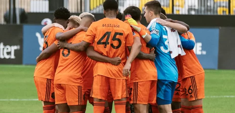 Equipo de Houston Dynamo II en círculo