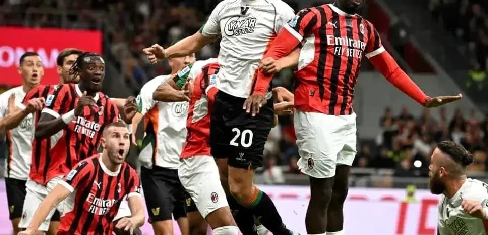 Jugadores saltando durante el partido AC Milan vs Venezia