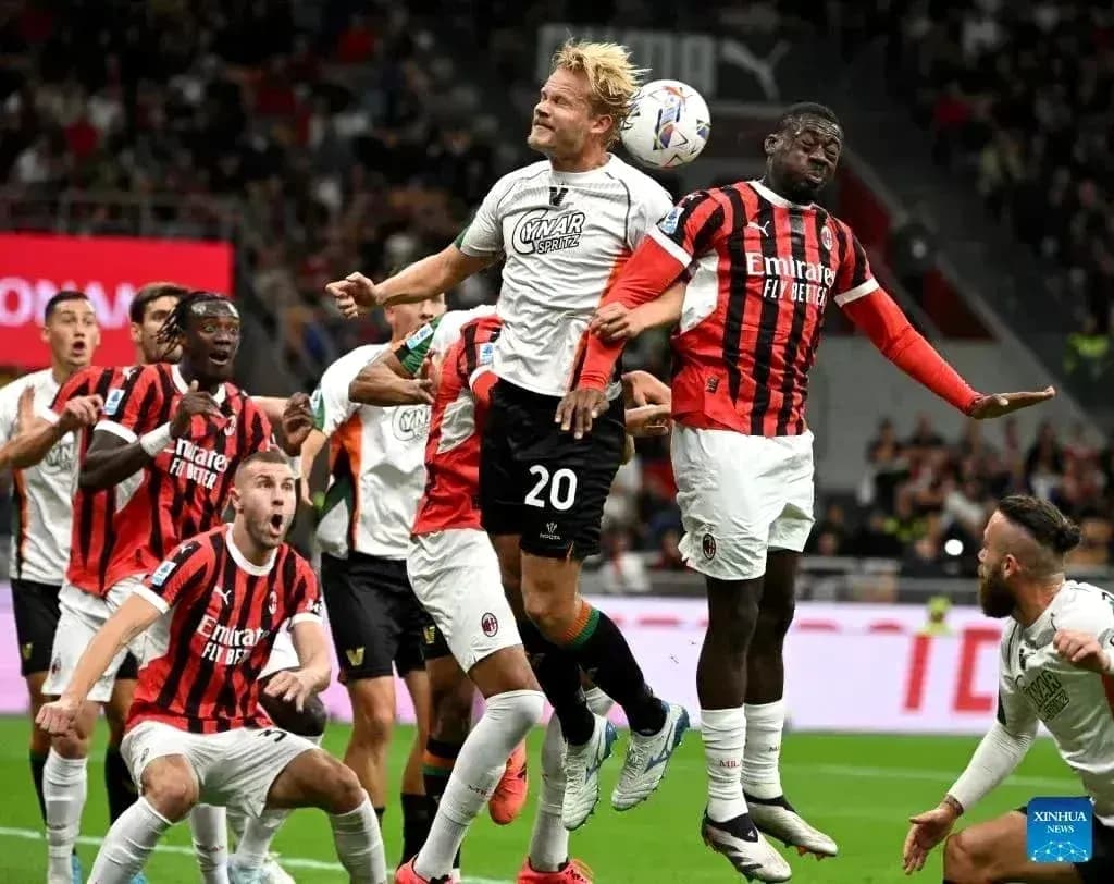 Jugadores saltando durante el partido AC Milan vs Venezia