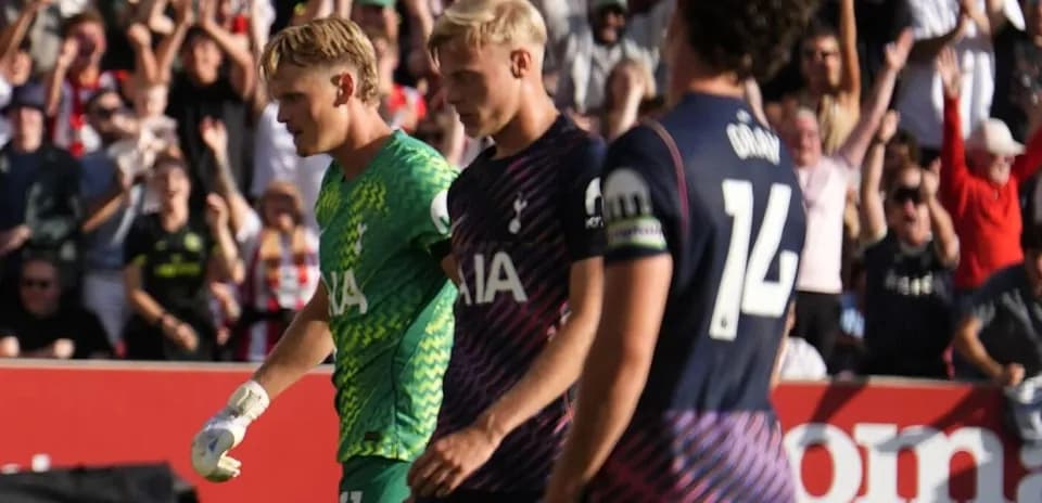 Jugadores de Tottenham caminando tras el partido