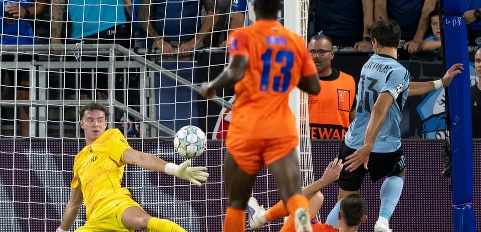 Portero detiene un tiro en el partido