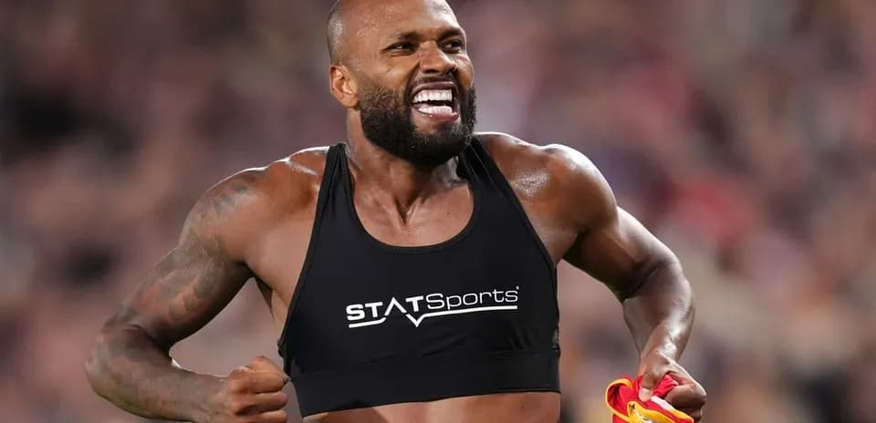 Atleta celebrando con camiseta en la mano