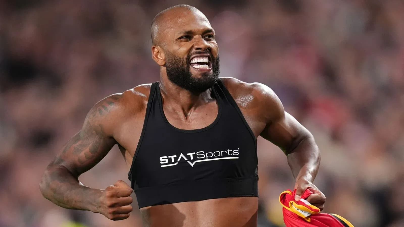 Atleta celebrando con camiseta en la mano