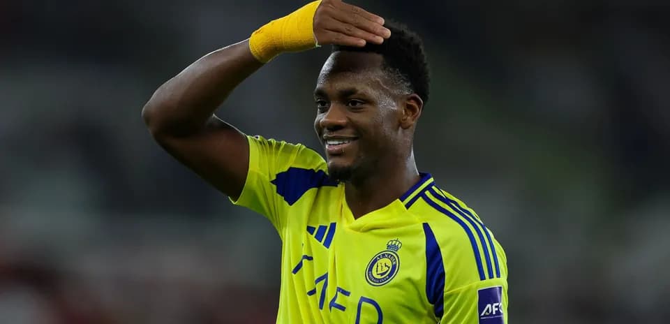 Jugador de Al Nassr saludando tras el partido