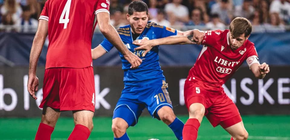 Jugadores compitiendo por el balón en el partido
