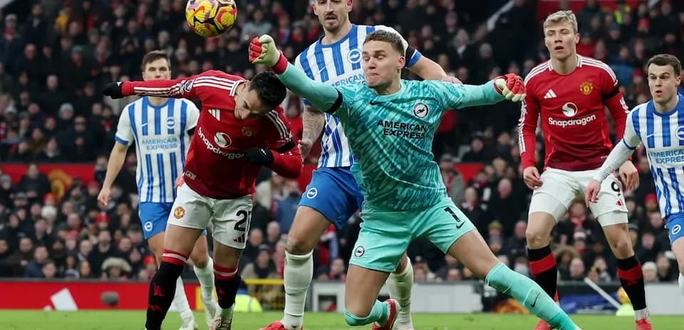 Jugador de Manchester United cabeceando el balón