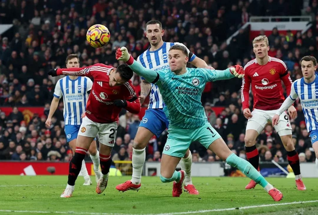 Jugador de Manchester United cabeceando el balón