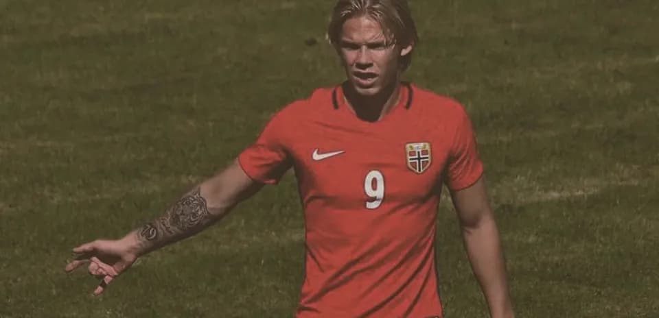Jugador de Noruega señalando en el campo de juego