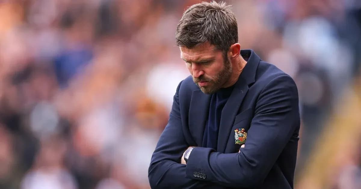 Entrenador mirando hacia abajo durante el partido