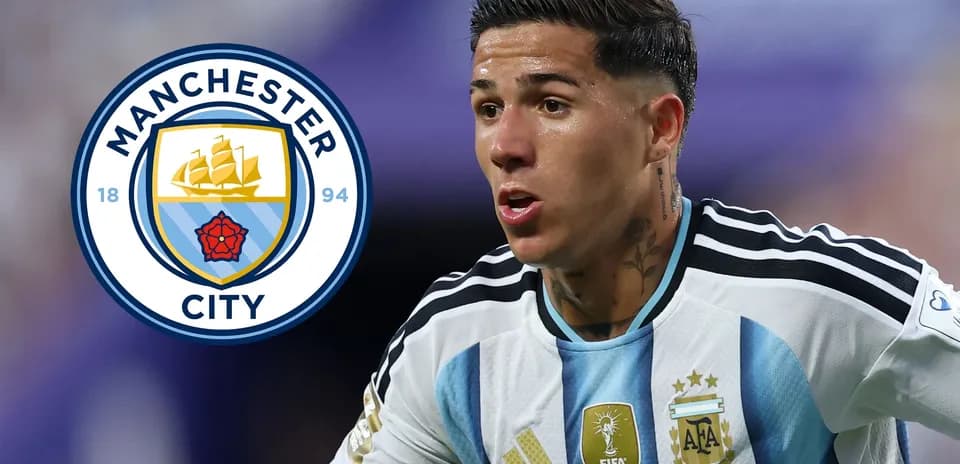 Jugador argentino con camiseta de Argentina y logo de Manchester City