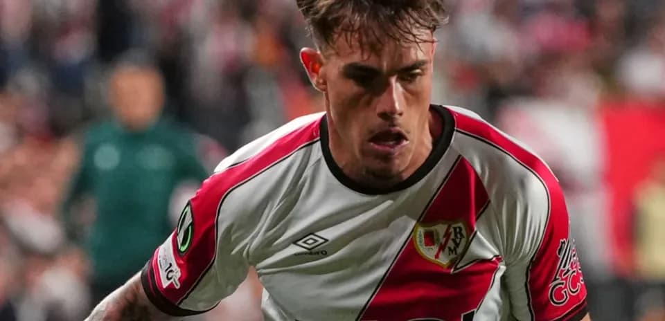 Jugador de Rayo Vallecano corriendo durante un partido