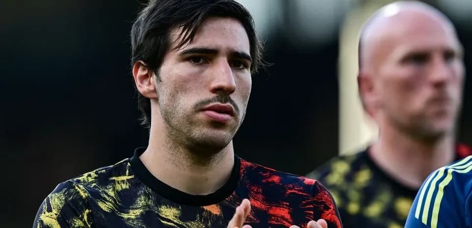 Jugador aplaudiendo durante calentamiento en el campo