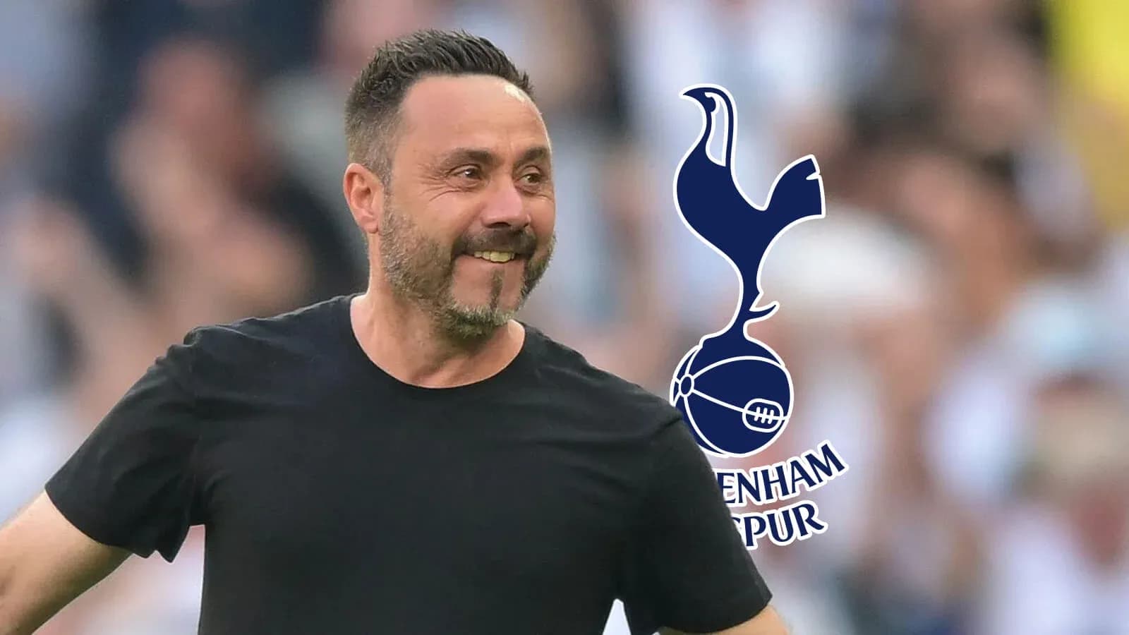 Entrenador sonriente de Tottenham Hotspur en el campo