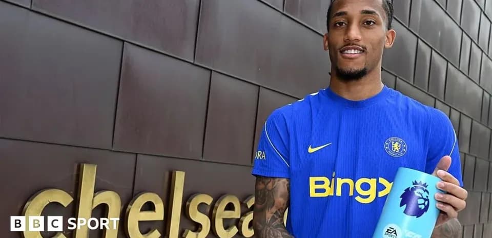 Jugador de Chelsea sosteniendo trofeo de jugador del mes