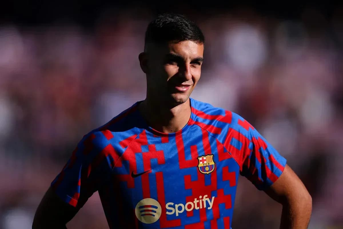 Jugador de Barcelona posando con camiseta del equipo