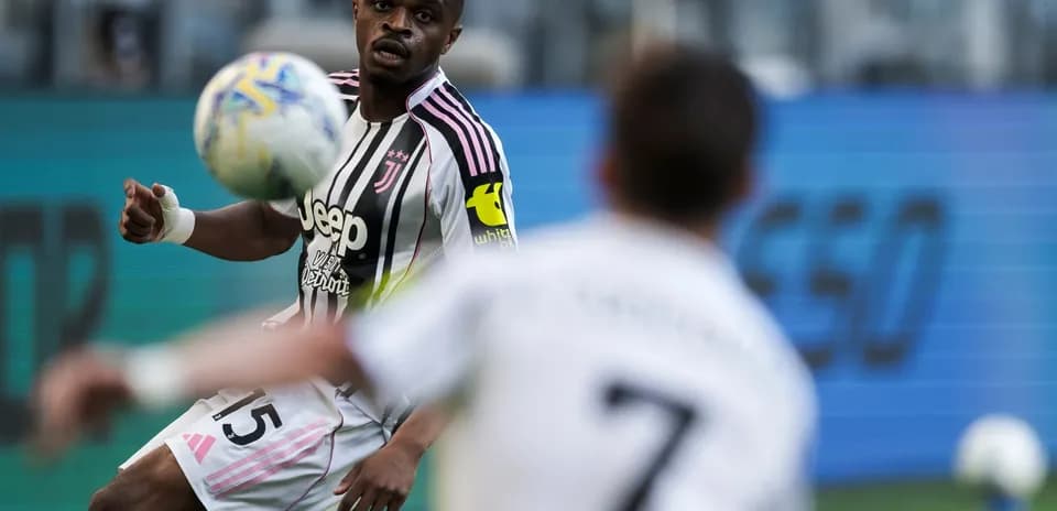 Jugador de Juventus controlando el balón