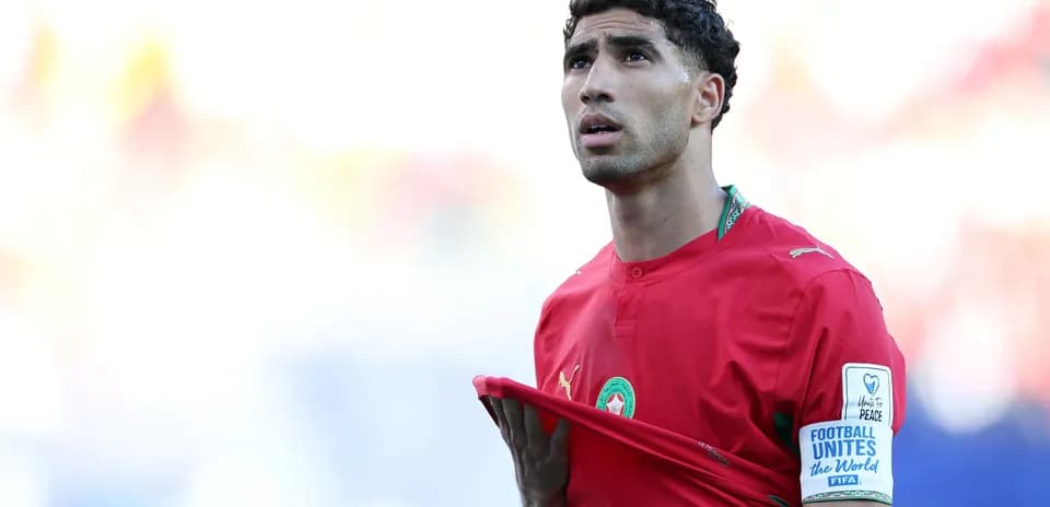 Jugador de Marruecos sosteniendo su camiseta durante el partido