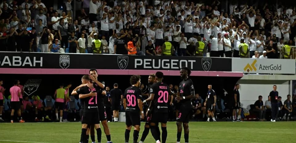 Jugadores de Sabah FA celebrando un gol