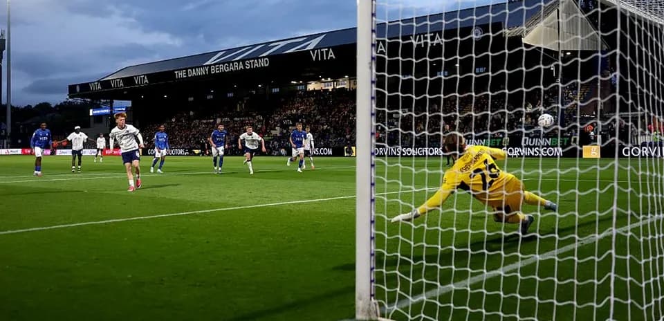 Jugador ejecutando un penalti frente al portero