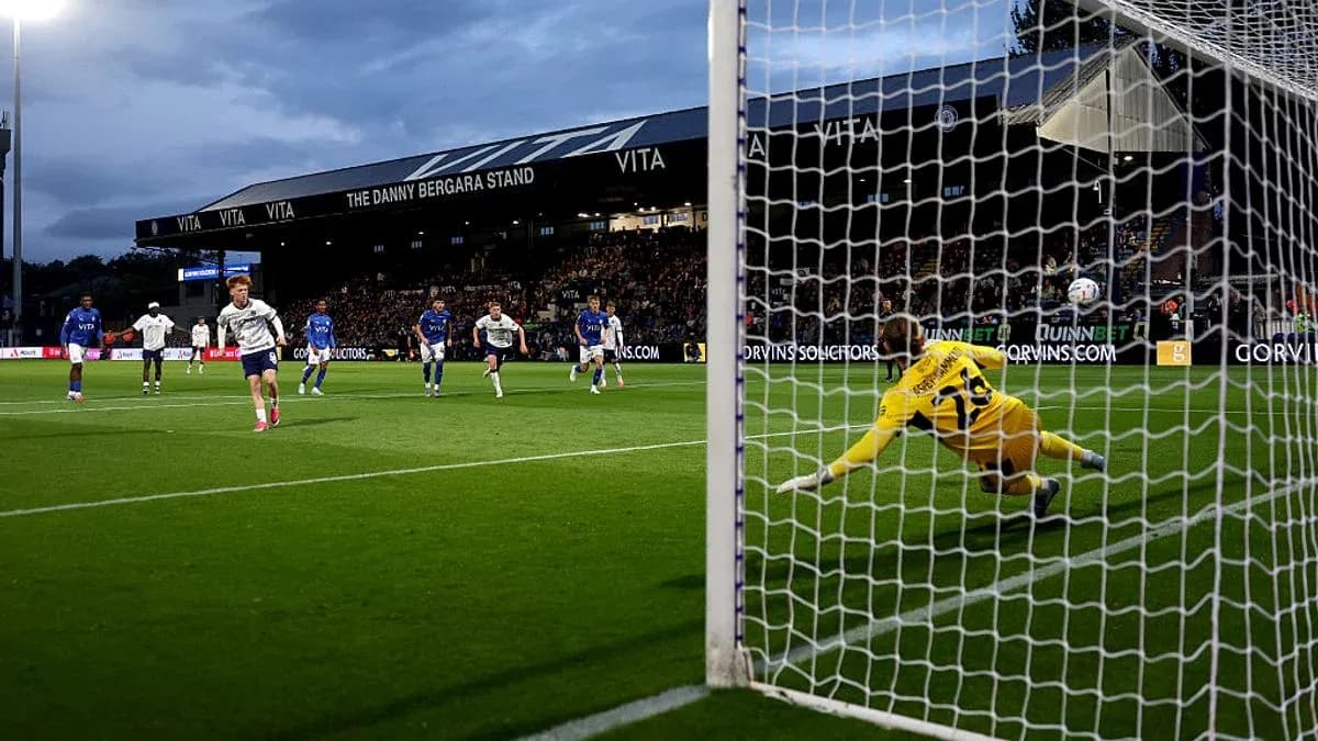 Jugador ejecutando un penalti frente al portero