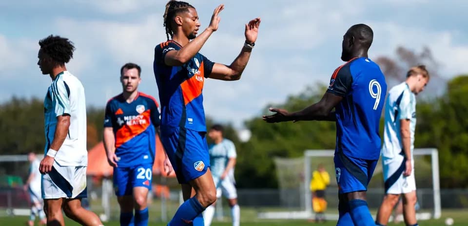 Jugadores de FC Cincinnati II celebrando un gol