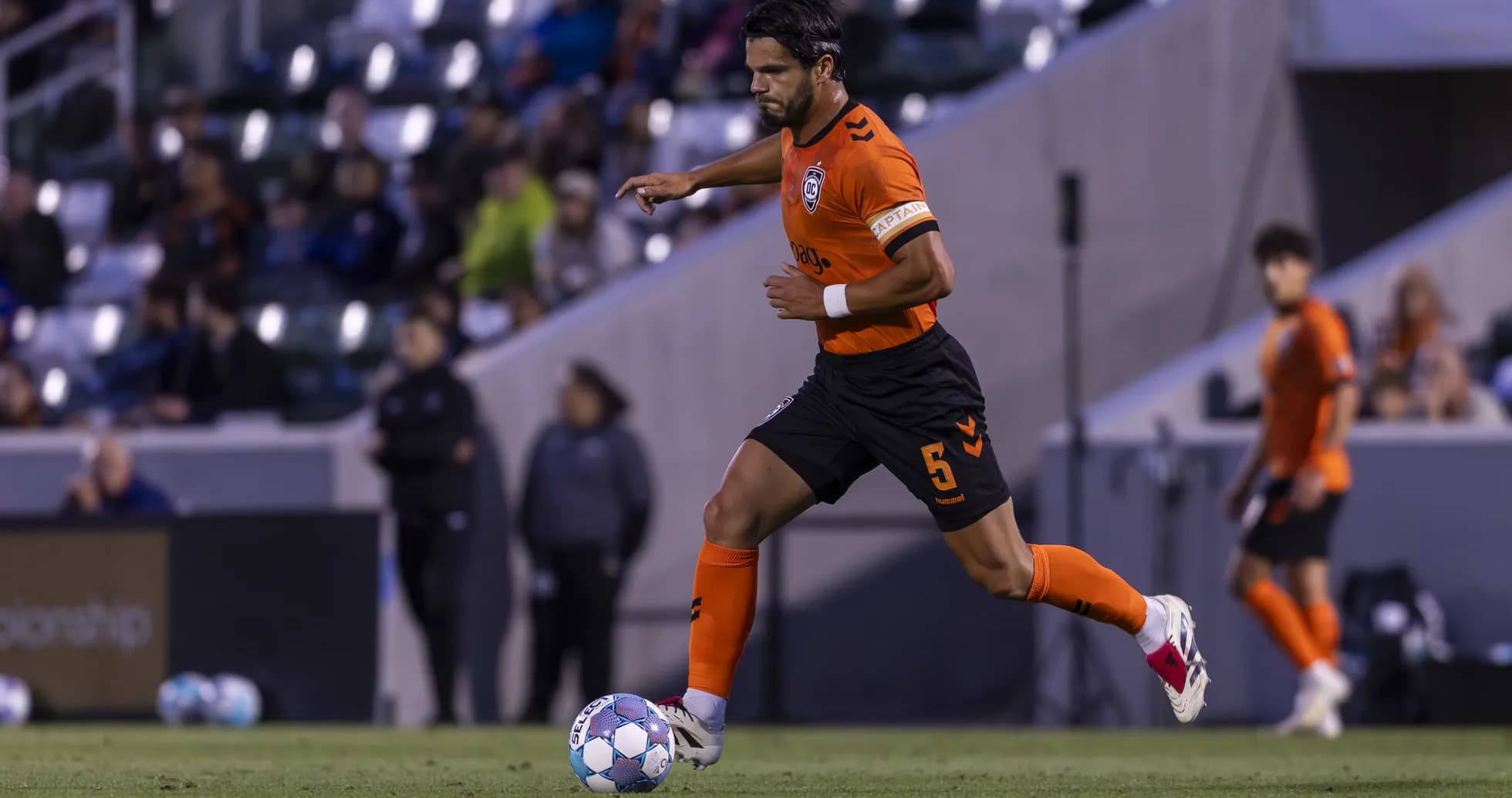 Jugador de Orange County SC en acción