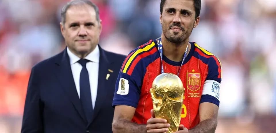 Jugador español sosteniendo la Copa del Mundo