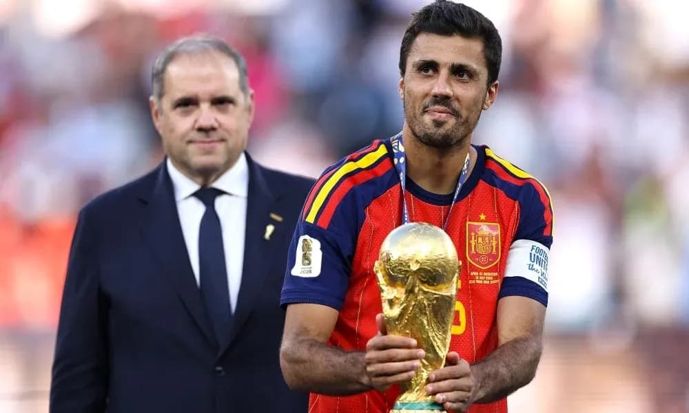 Jugador español sosteniendo la Copa del Mundo