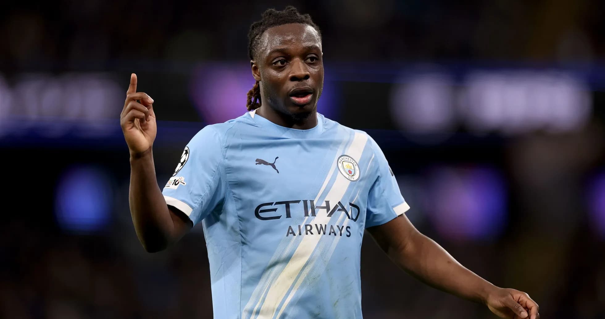 Jugador de Manchester City señalando durante el partido