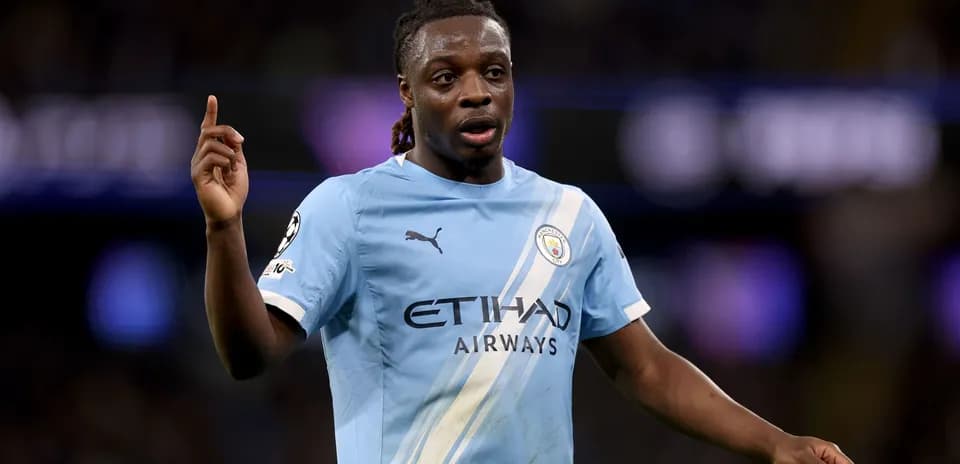 Jugador de Manchester City señalando durante el partido