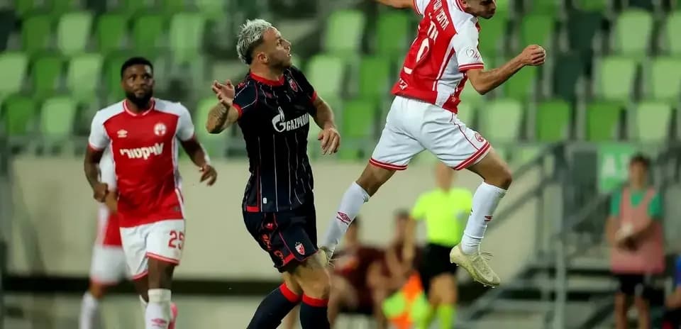 Jugadores de FK Crvena Zvezda en acción