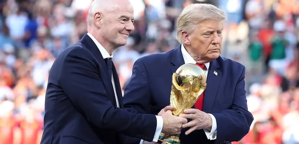 Gianni Infantino y Donald Trump sosteniendo el trofeo