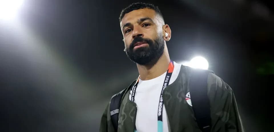 Jugador entrando al estadio durante evento deportivo