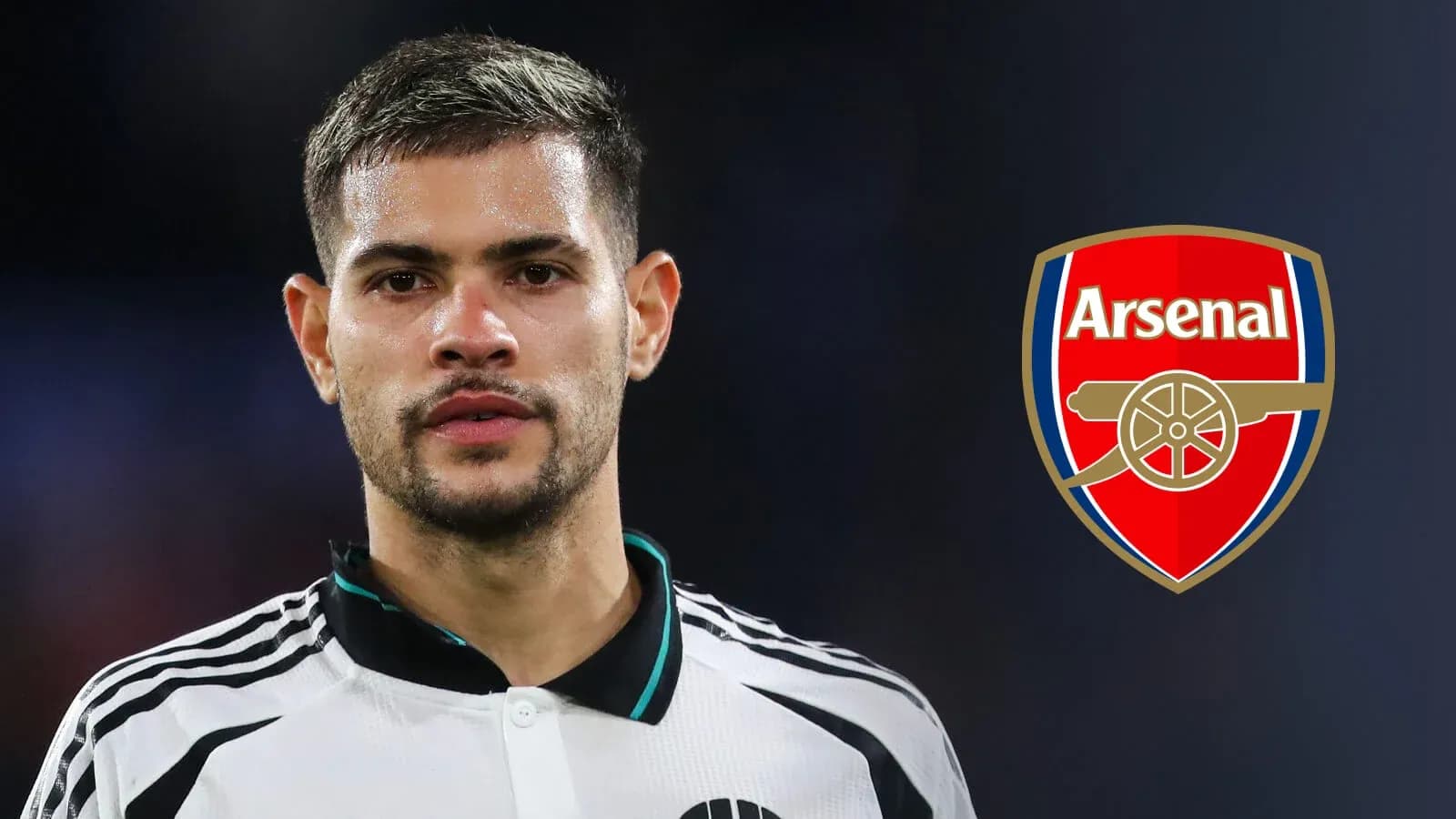 Jugador de fútbol con el escudo del Arsenal