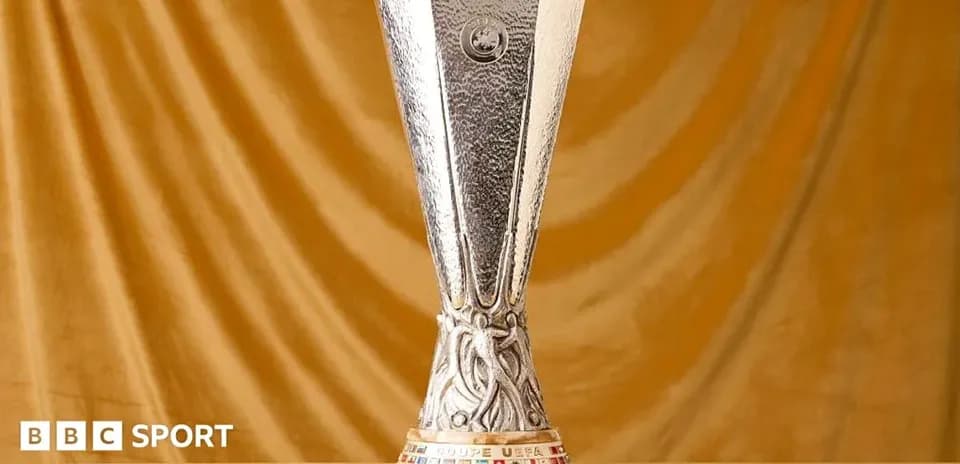 Trofeo de la UEFA Europa League sobre fondo dorado