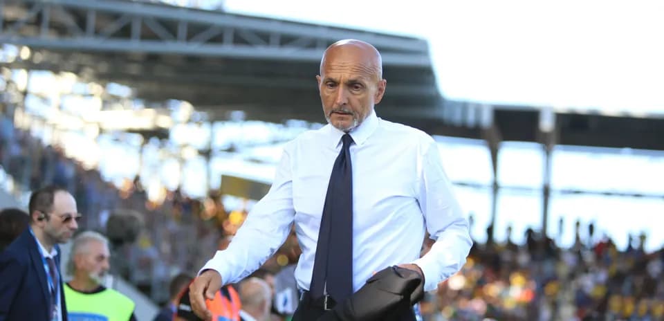 Entrenador saliendo del campo durante un partido