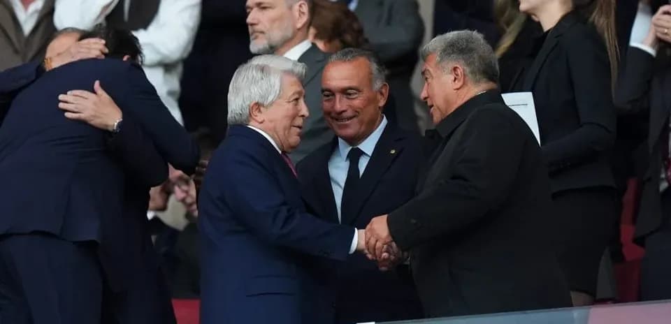 Directivos saludando en el palco del estadio