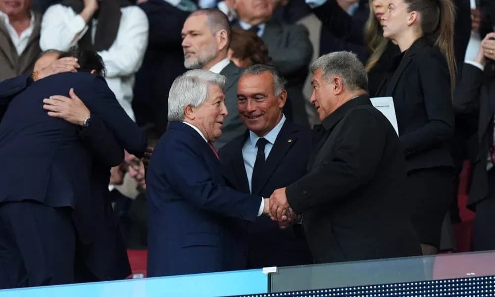 Directivos saludando en el palco del estadio