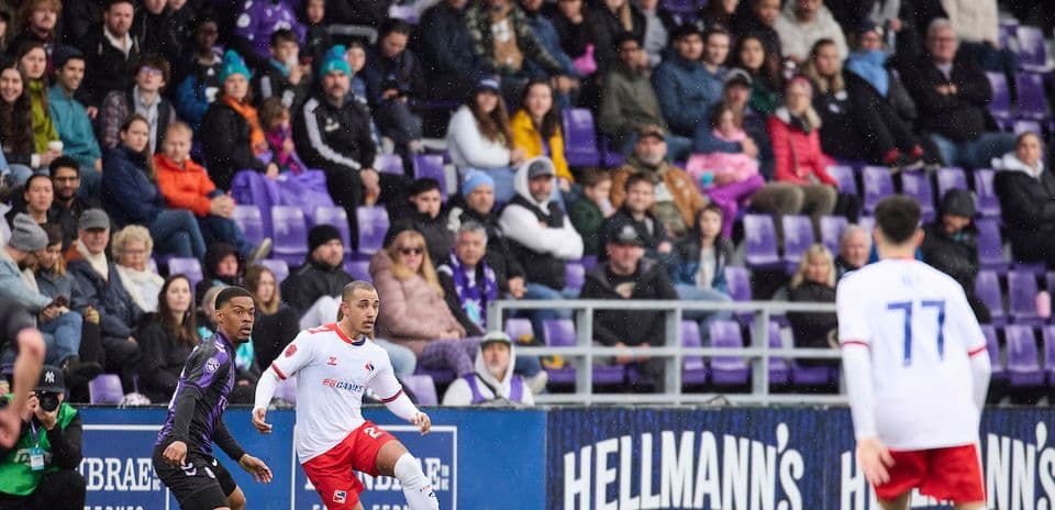 Jugador de Vancouver FC en acción durante el partido