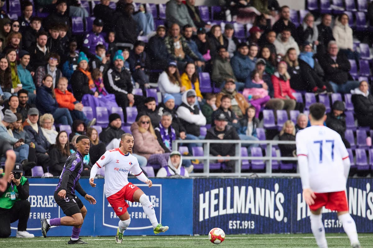 Jugador de Vancouver FC en acción durante el partido