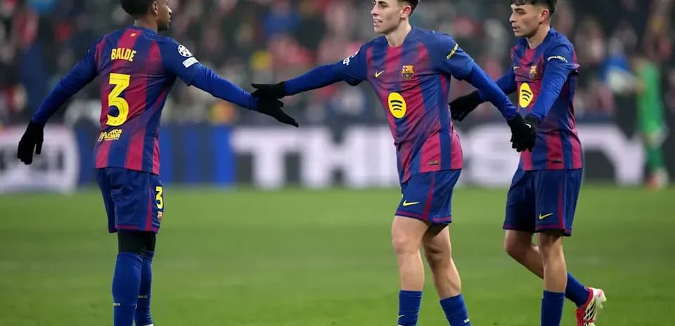 Jugadores del FC Barcelona saludándose durante el partido