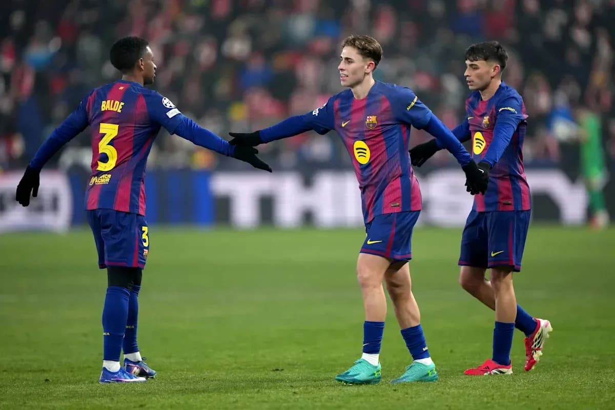 Jugadores del FC Barcelona saludándose durante el partido