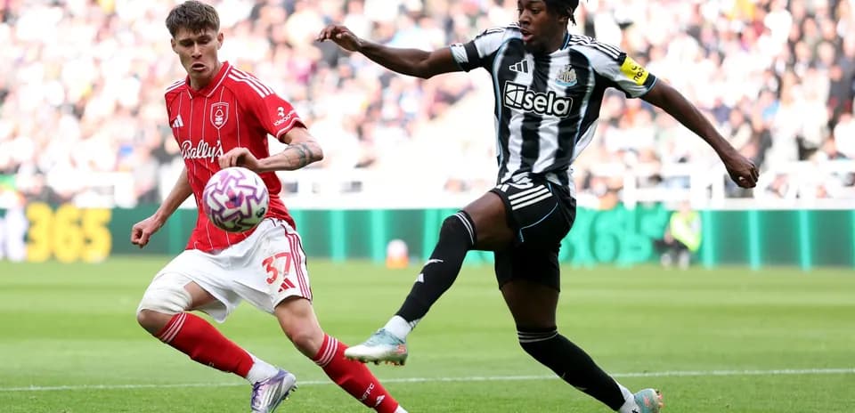 Jugador de Nottingham Forest y Newcastle en acción