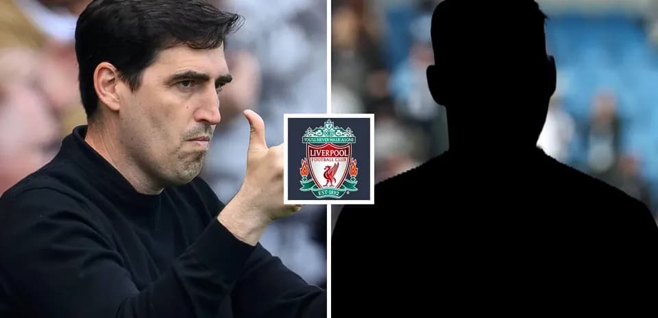 Entrenador dando instrucciones junto al logotipo de Liverpool