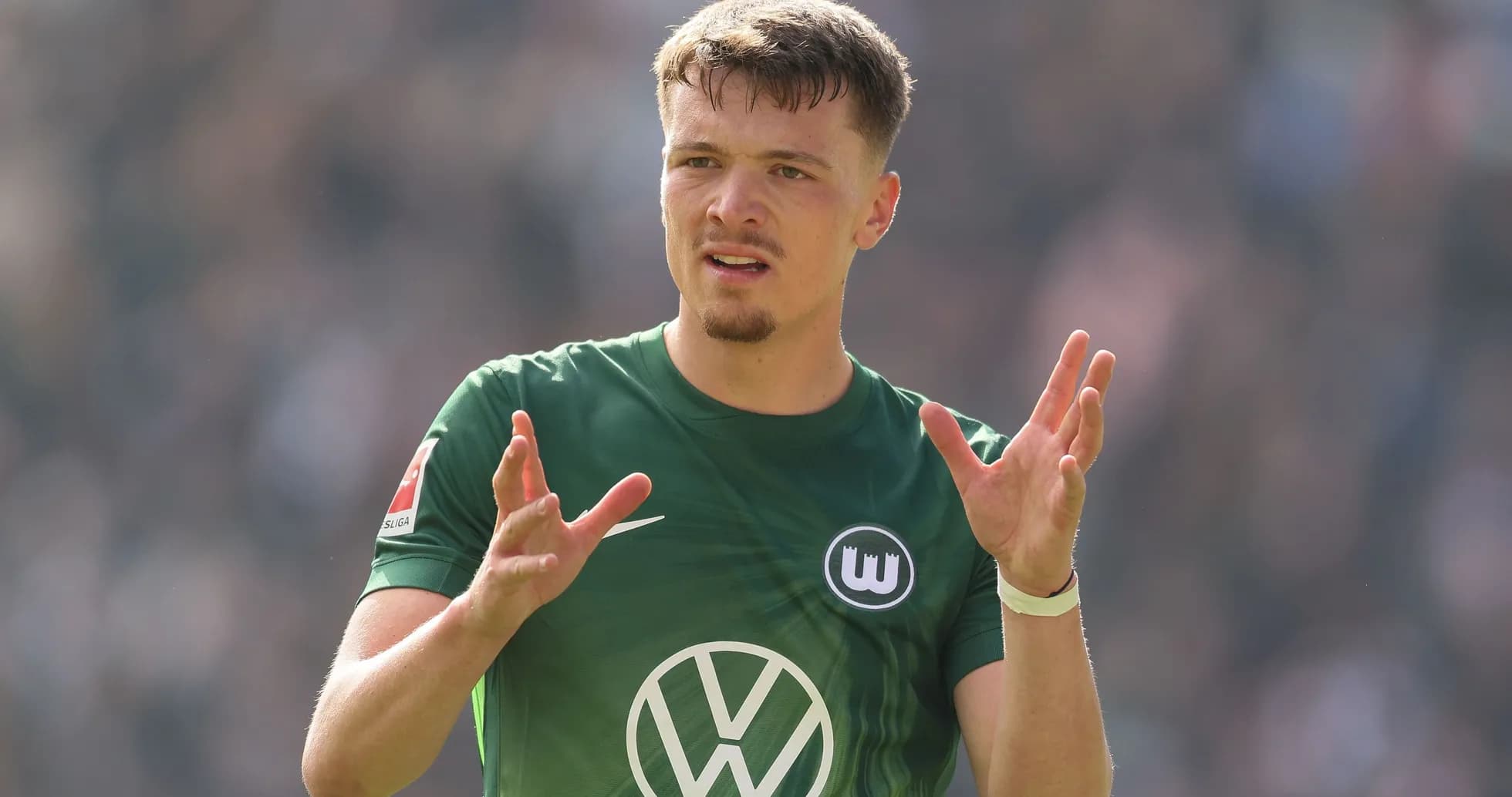 Jugador de Wolfsburgo gesticulando durante el partido