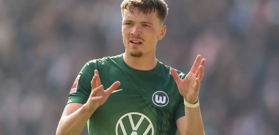 Jugador de Wolfsburgo gesticulando durante el partido