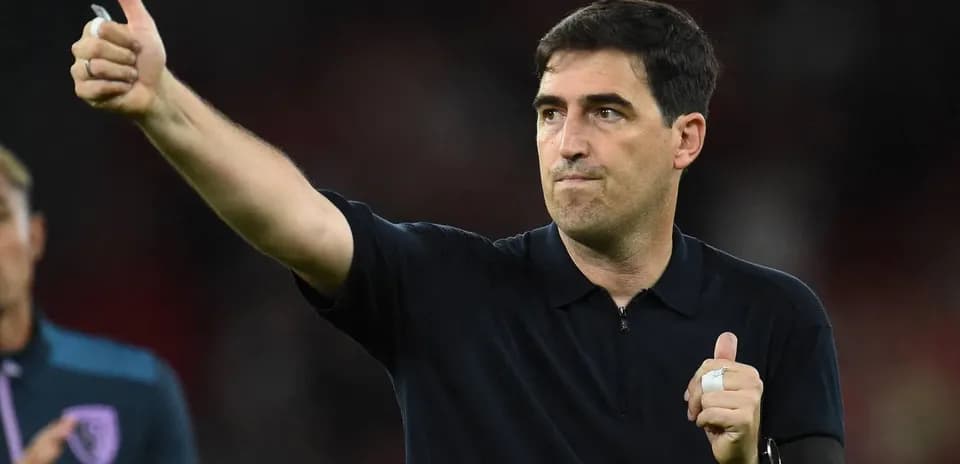 Entrenador dando el pulgar arriba en el campo